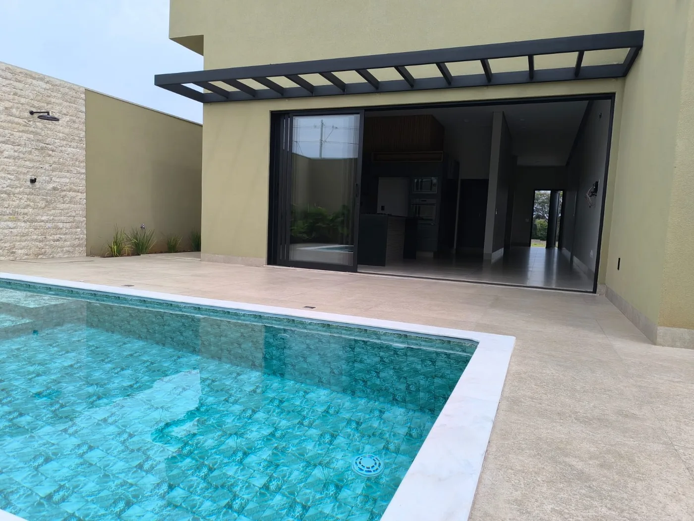 Porta de correr em alumínio e vidro junto à piscina