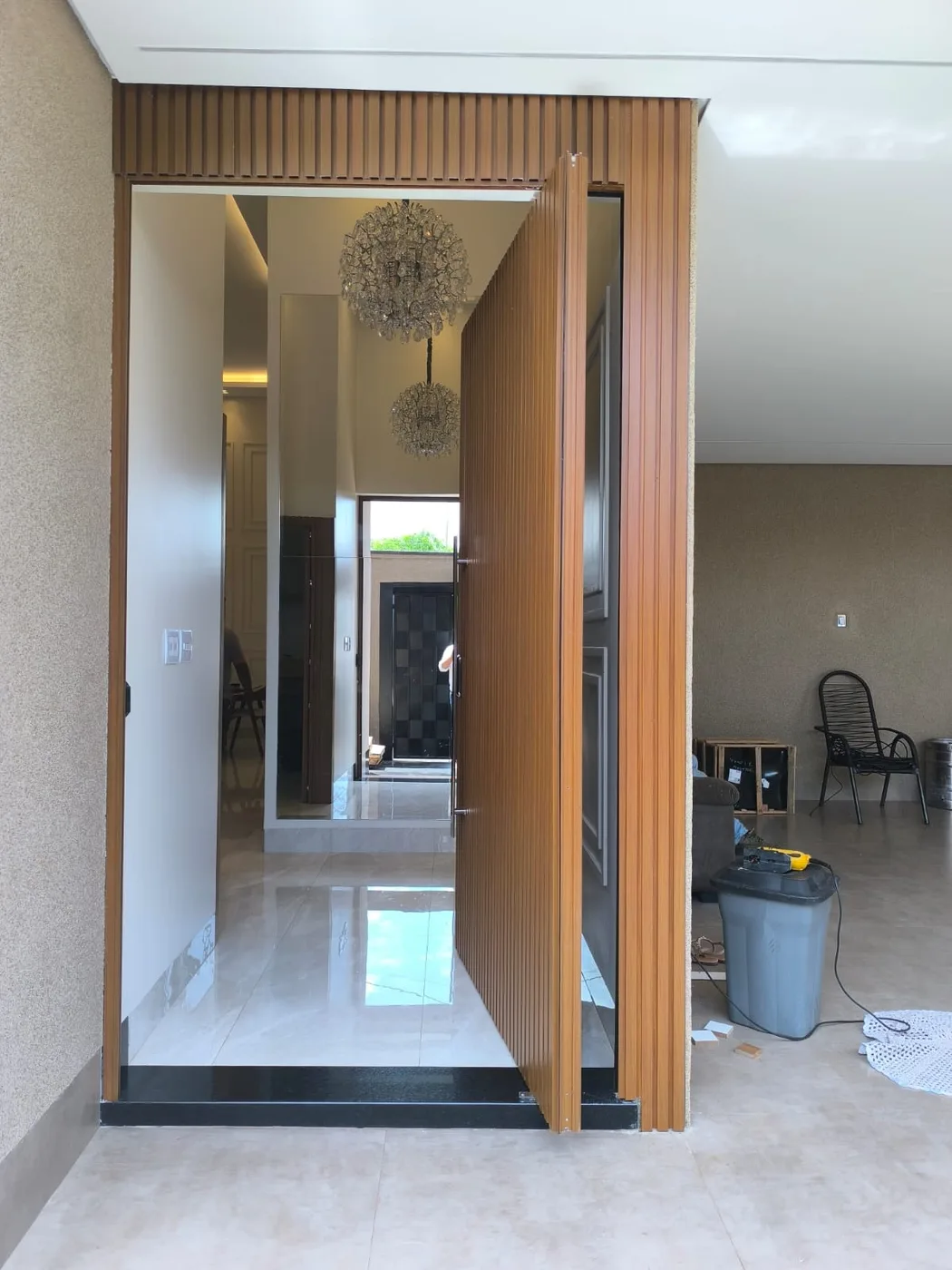 Porta de entrada com acabamento amadeirado
