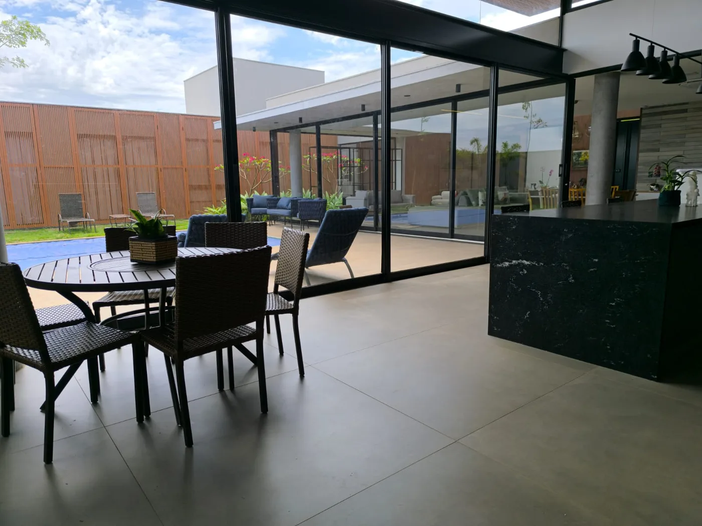Fechamento de área gourmet com grandes esquadrias